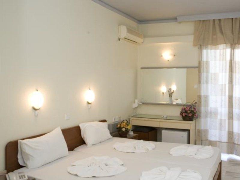 Hotel Haris On The Beach Agia Marina Extérieur photo