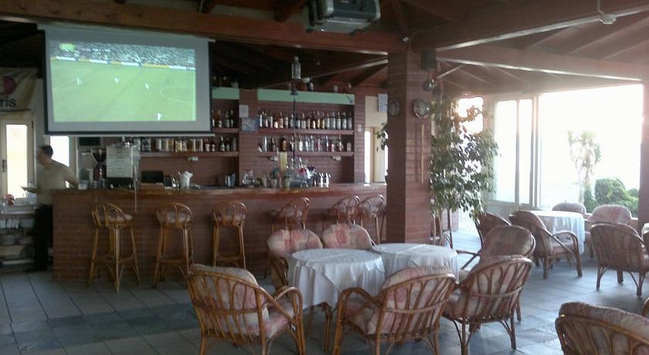 Hotel Haris On The Beach Agia Marina Extérieur photo