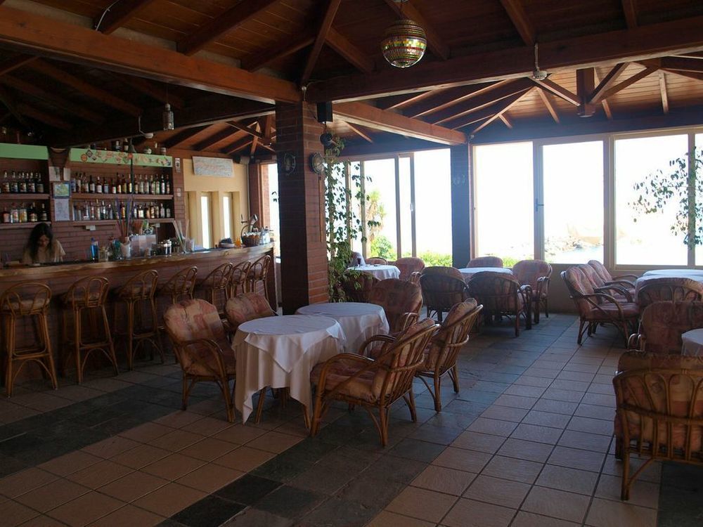Hotel Haris On The Beach Agia Marina Extérieur photo