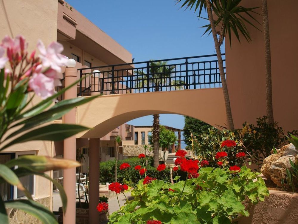 Hotel Haris On The Beach Agia Marina Extérieur photo