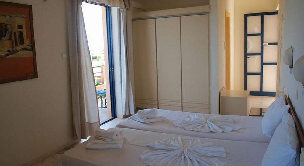 Hotel Haris On The Beach Agia Marina Extérieur photo