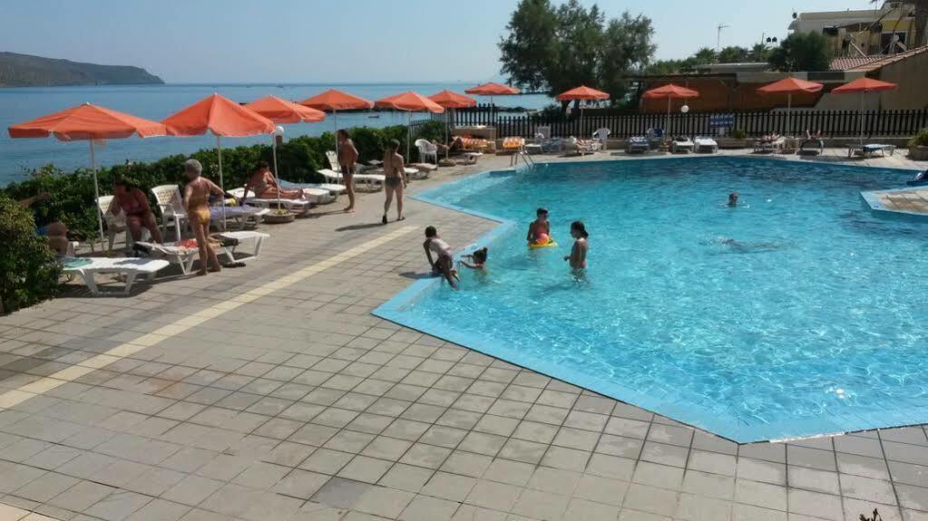 Hotel Haris On The Beach Agia Marina Extérieur photo